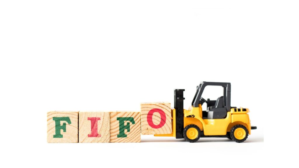FIFO（先入先出法）の概要とメリット、LIFOとの違いについて解説